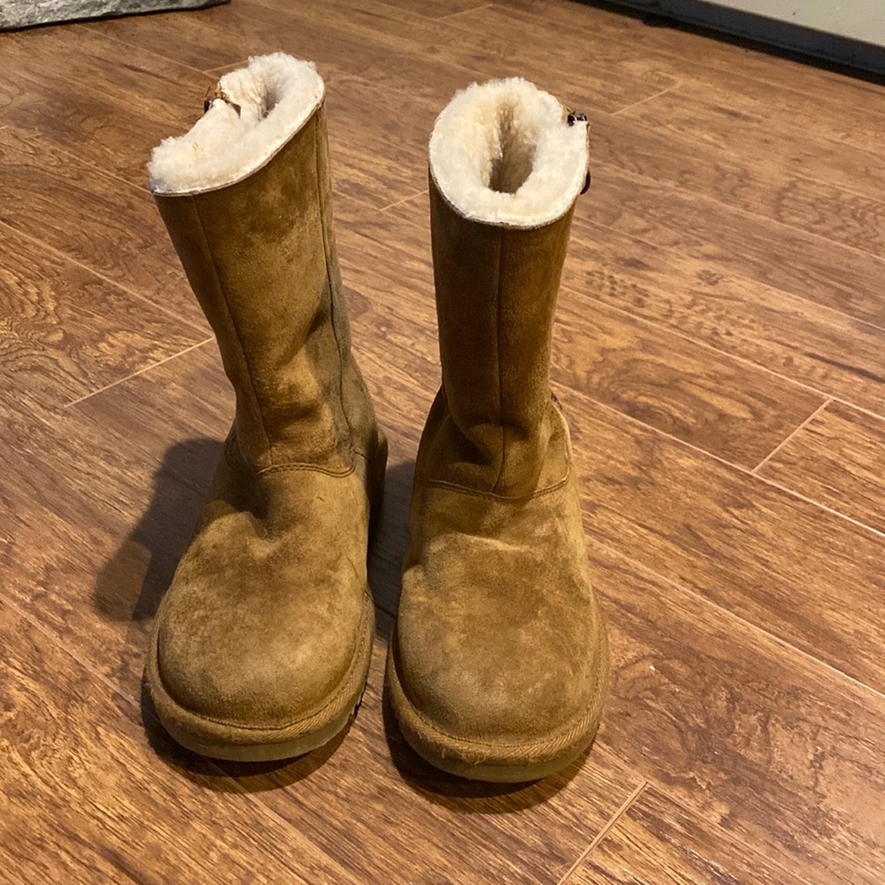 Kids UGGs size 4